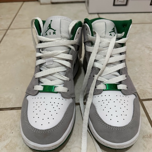 Nike Air Jordan 1 Mid Se (GS) 4Y/5W - Picture 3 of 8